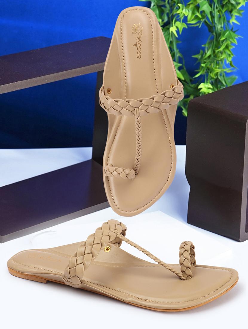 women one toe solid kolhapuri - 21676657 -  Zoom Image - 0
