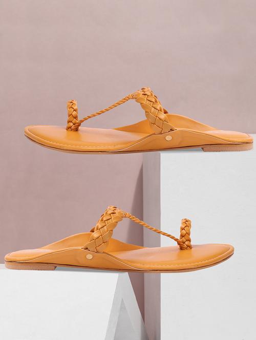 women one toe solid kolhapuri - 21676659 -  Standard Image - 0