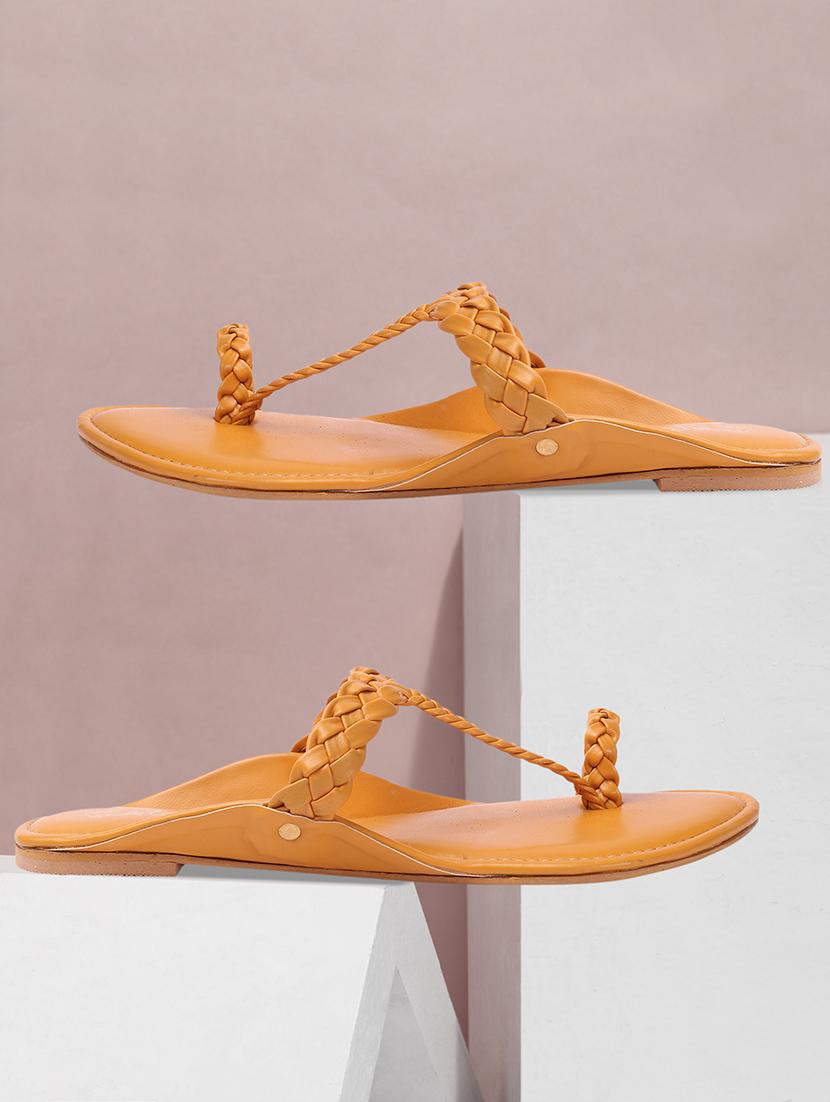 women one toe solid kolhapuri - 21676659 -  Zoom Image - 0