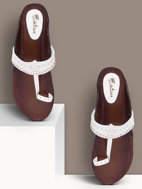 women embellished one toe kolhapuri - 21676678 -  Standard Image - 0