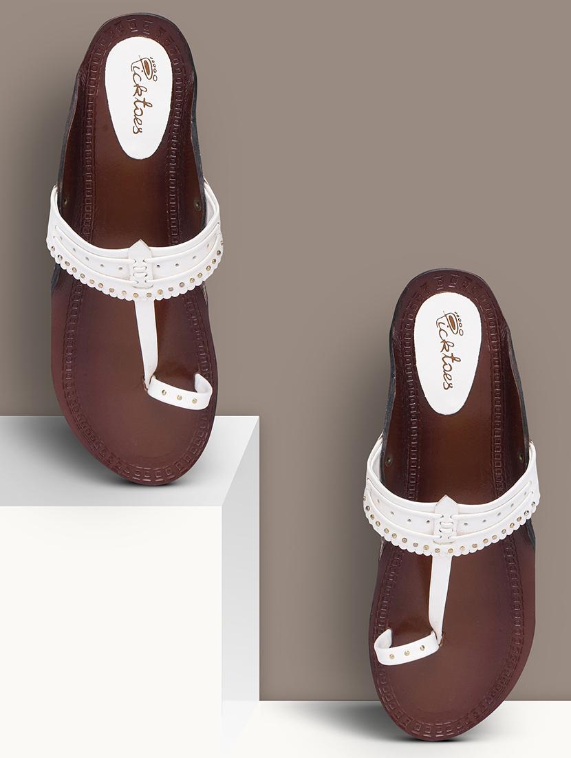 women embellished one toe kolhapuri - 21676678 -  Zoom Image - 0