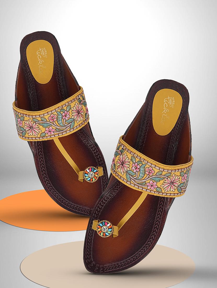 women embroidered one toe kolhapuri - 21676722 -  Zoom Image - 0