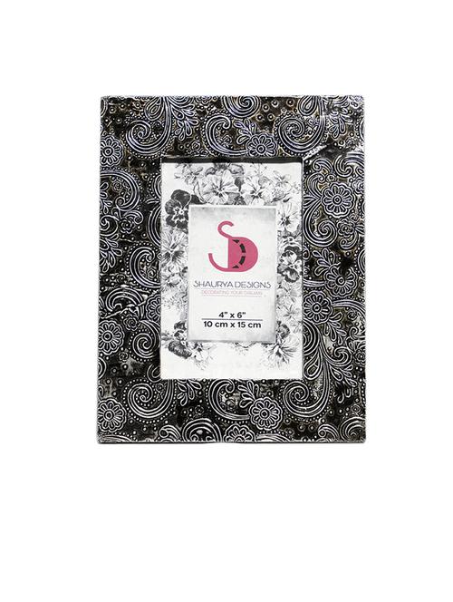 table mounted wood photo frame - 21678508 - Standard Image - 0