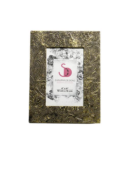 table mounted wood photo  frame - 21678509 -  Standard Image - 0
