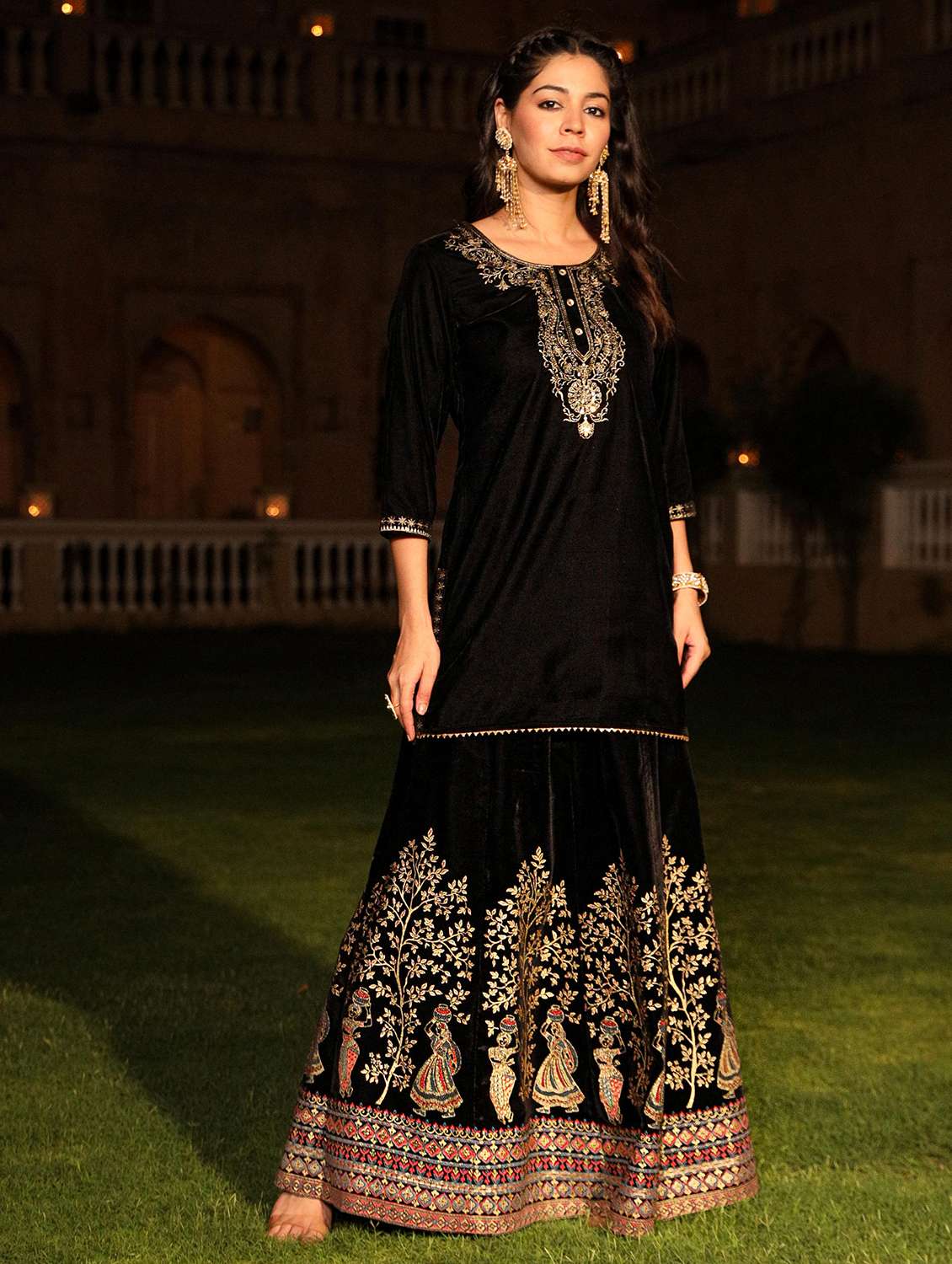 women embroidered round neck kurta skirt set