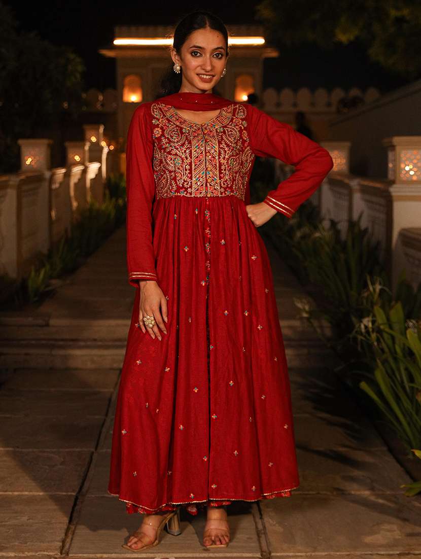 women embroidered round neck kurta dupatta set