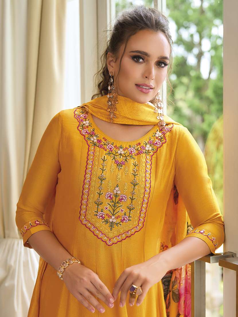 women three quarter sleeve kurta pant with dupatta set - 21684146 - Standard Image - 2