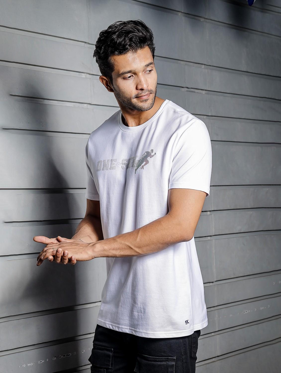 men round neck chest print t-shirt - 21687696 - Standard Image - 2