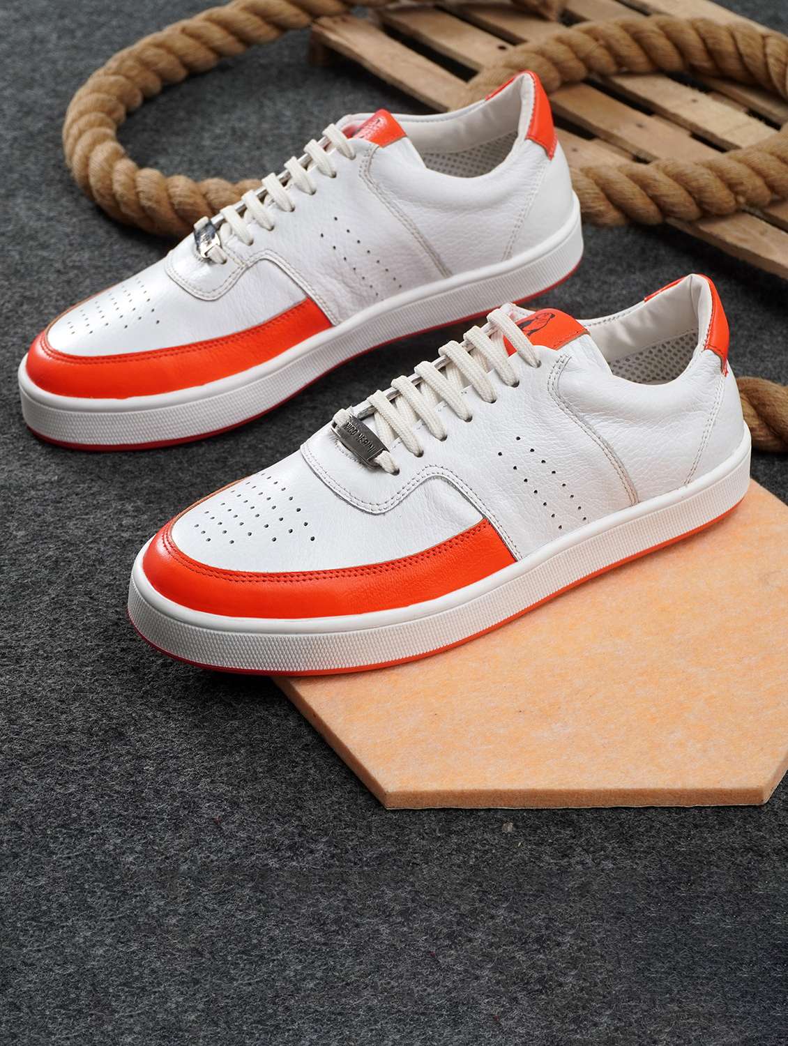 men lace up sneakers