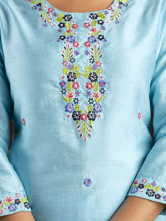 Women Embroidered Three Quarter Sleeve Straight Kurta