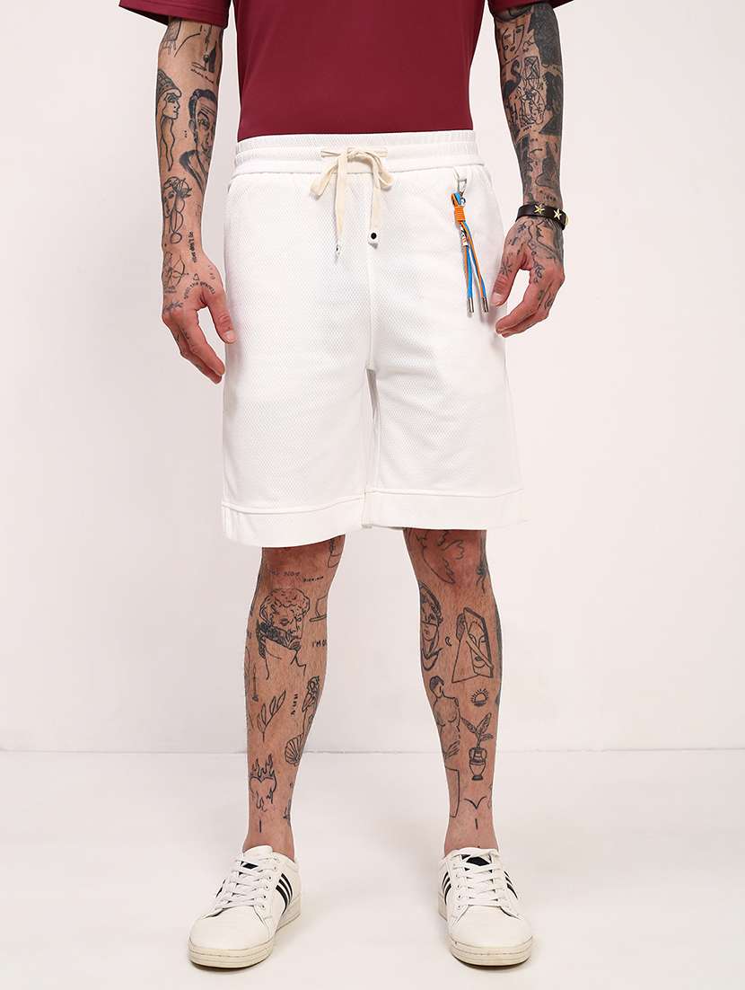 men solid mid rise regular fit shorts - 21696073 - Zoom Image - 0