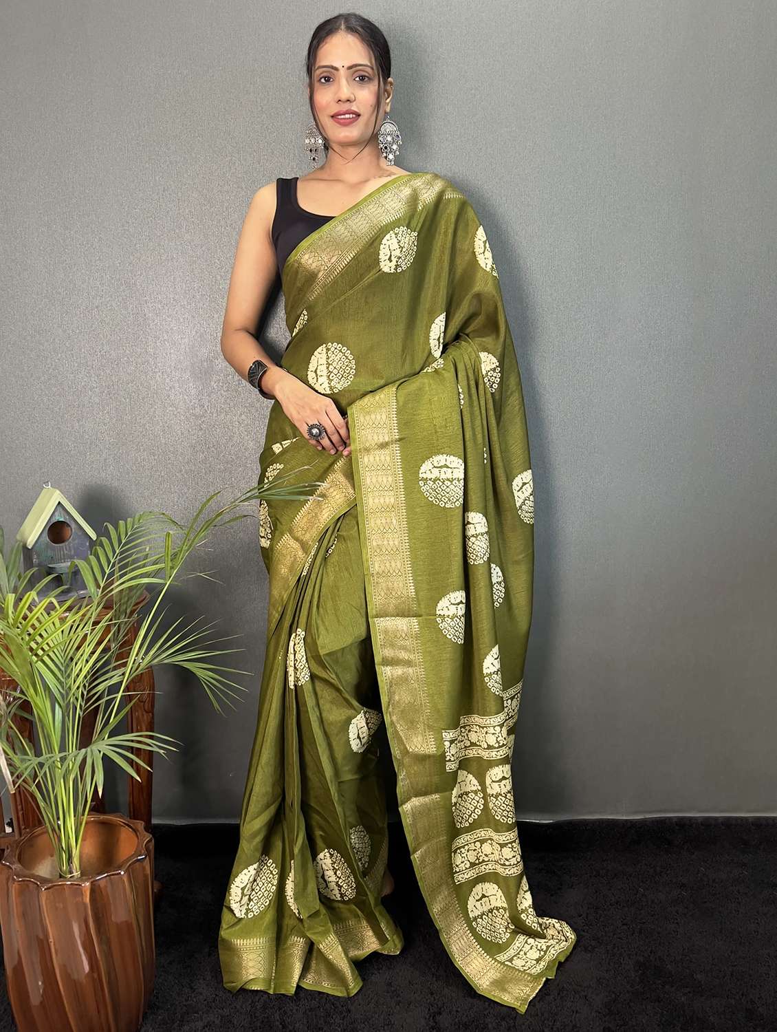 women block print zari bordered saree with blouse - 21703249 - Zoom Image - 0