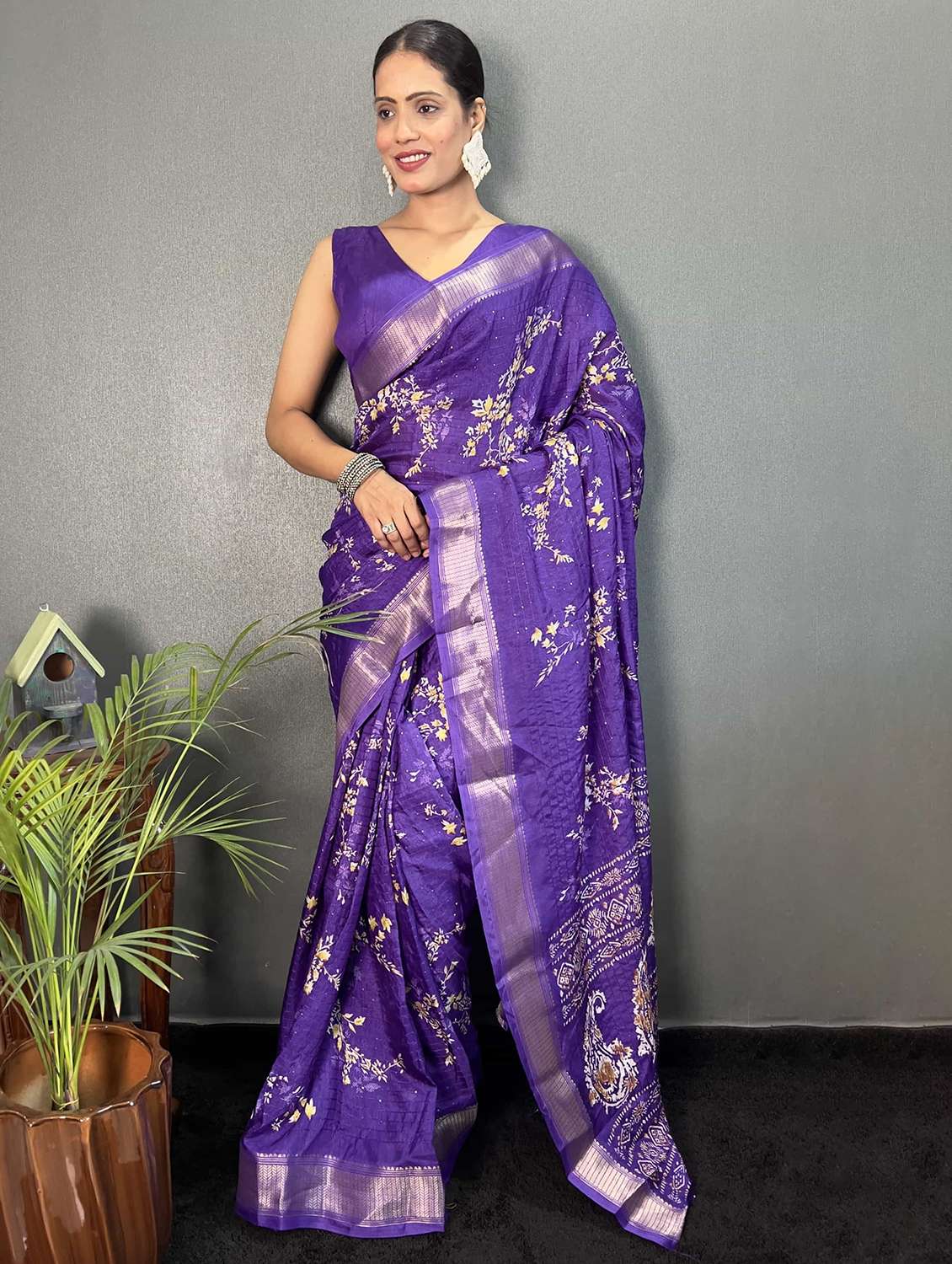 women floral printed zari bordered saree with blouse - 21703342 - Zoom Image - 0