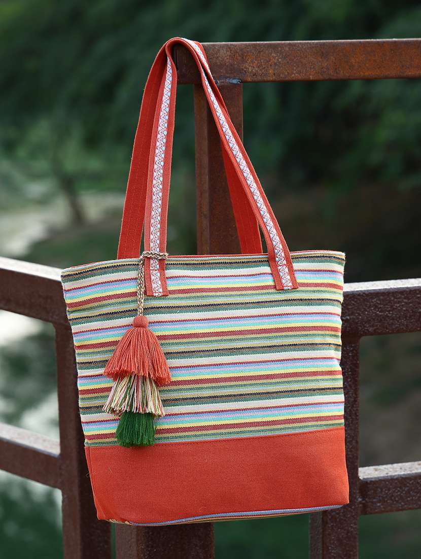 women printed zip closure tote bag