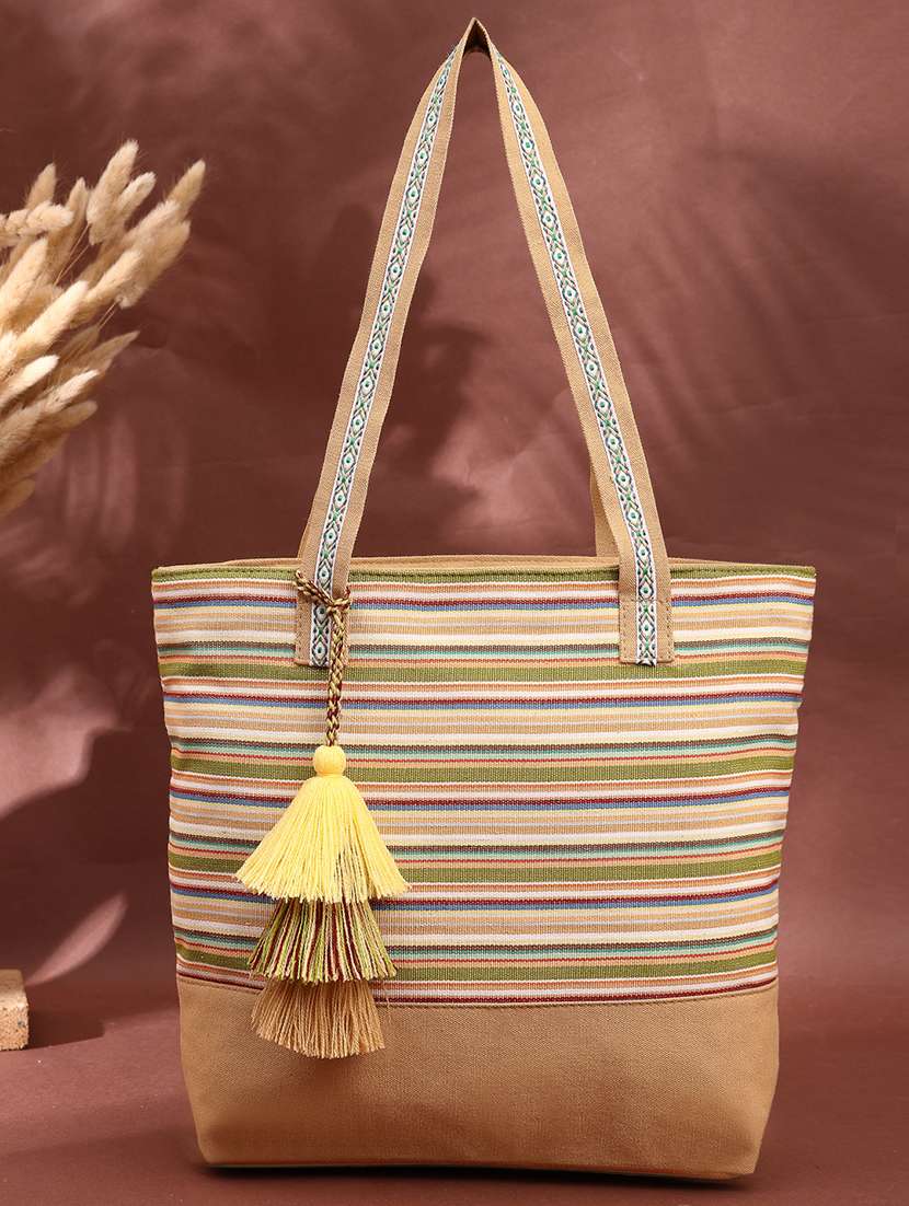 women printed zip closure tote bag