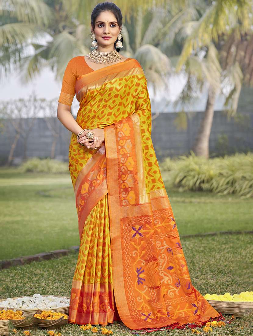 women self design bordered saree with blouse