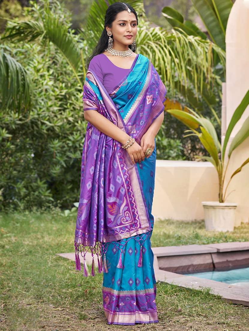 women self design bordered saree with blouse