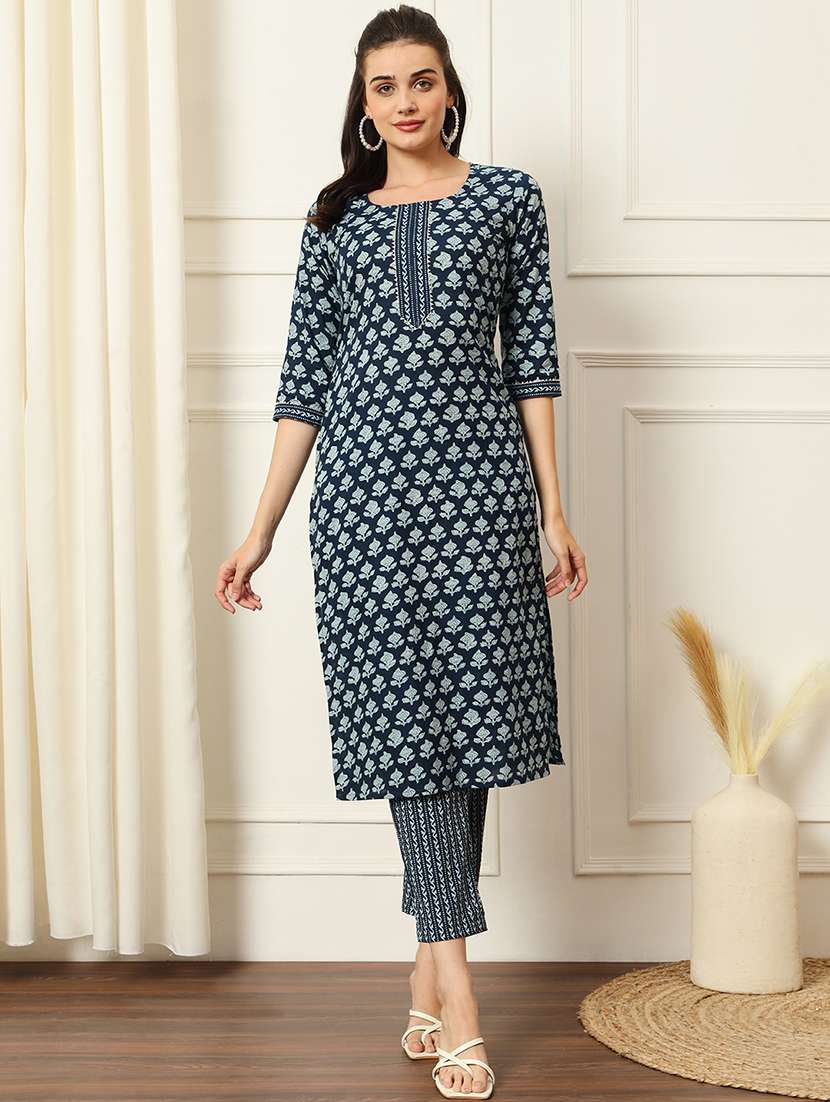 women printed round neck kurta pant set