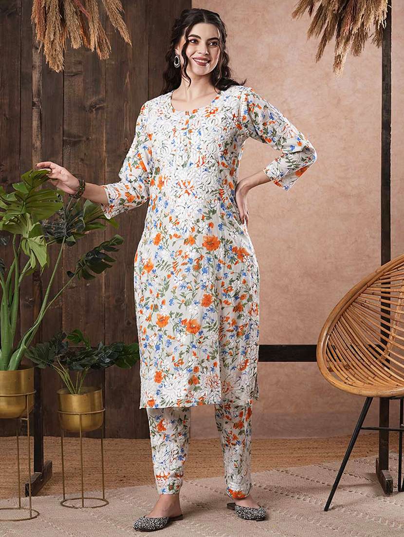 women chikankari kurta pant set