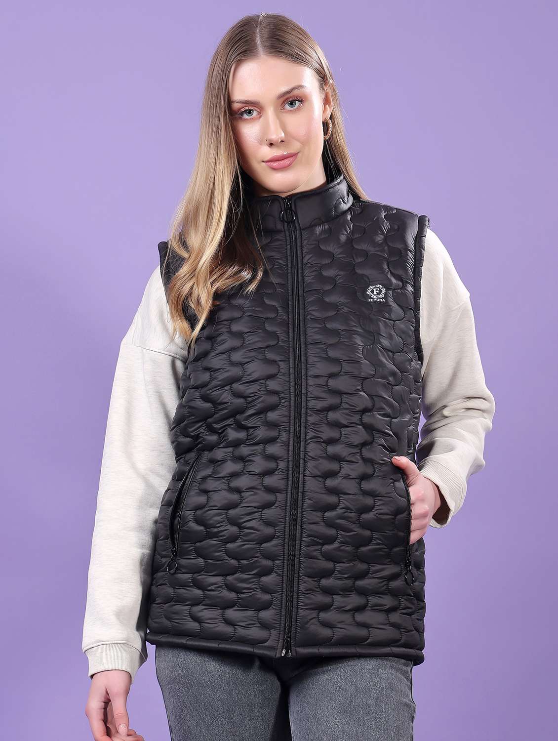 women sleeveless solid quilted jacket