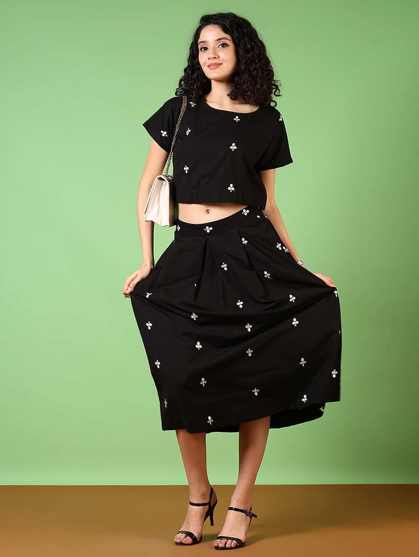 women embroidered short sleeves crop top