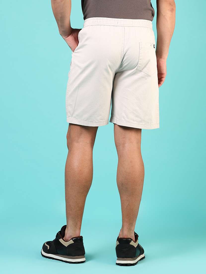 men solid mid rise regular fit shorts - 21721003 -  Standard Image - 2