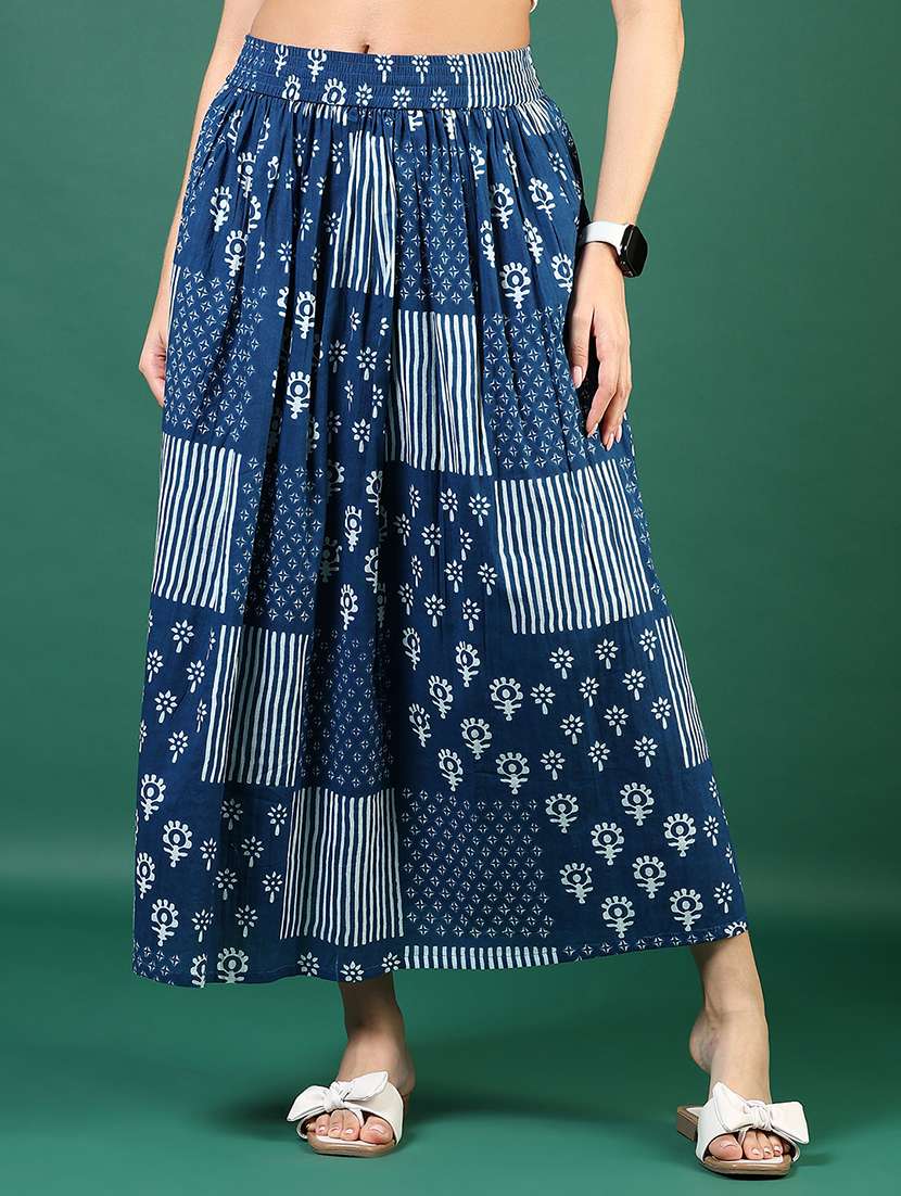 Women Blue Printed Mid Rise Flared Skirt