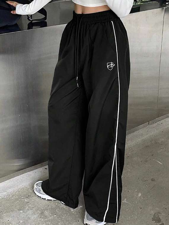 women solid mid rise track pant