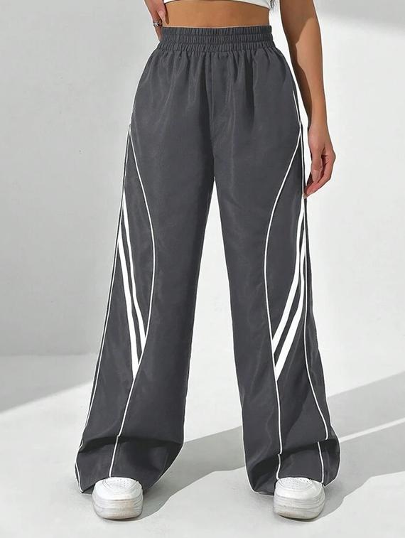 women solid mid rise track pant