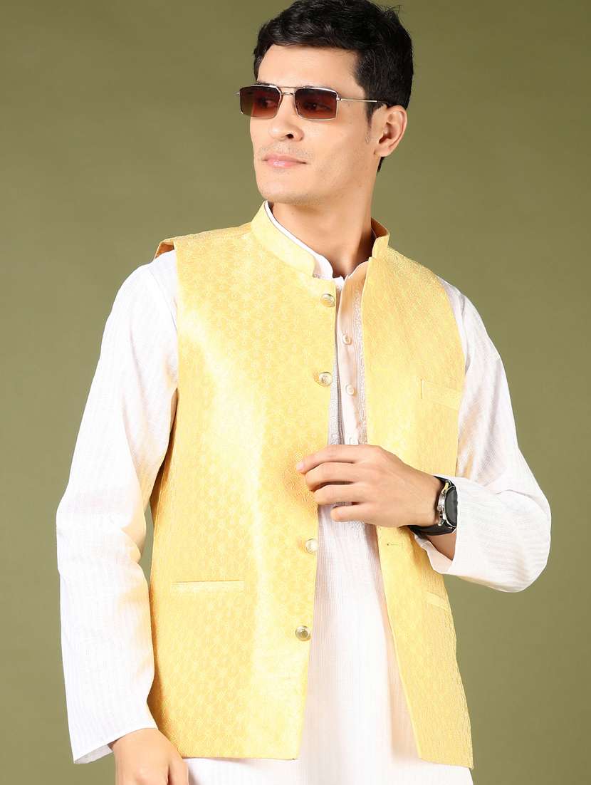 men self desigend sleeveless jacket