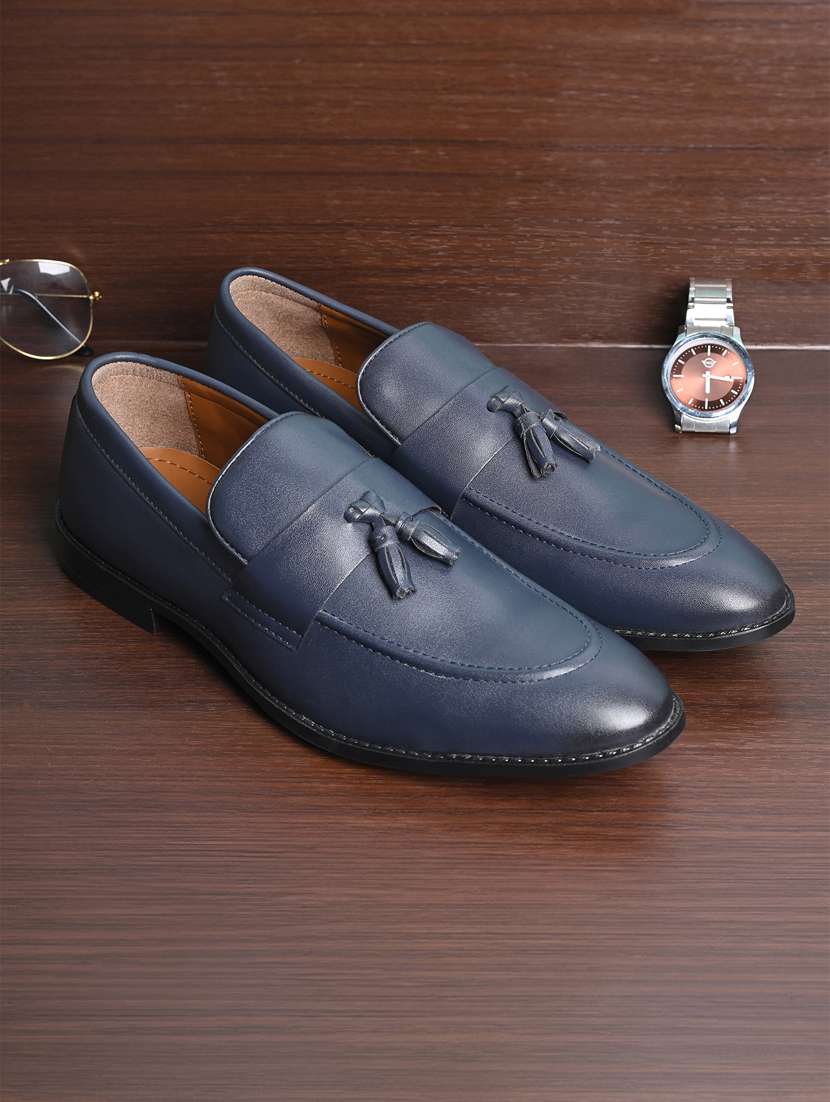 men solid slip on tassel detailed moccasin shoes