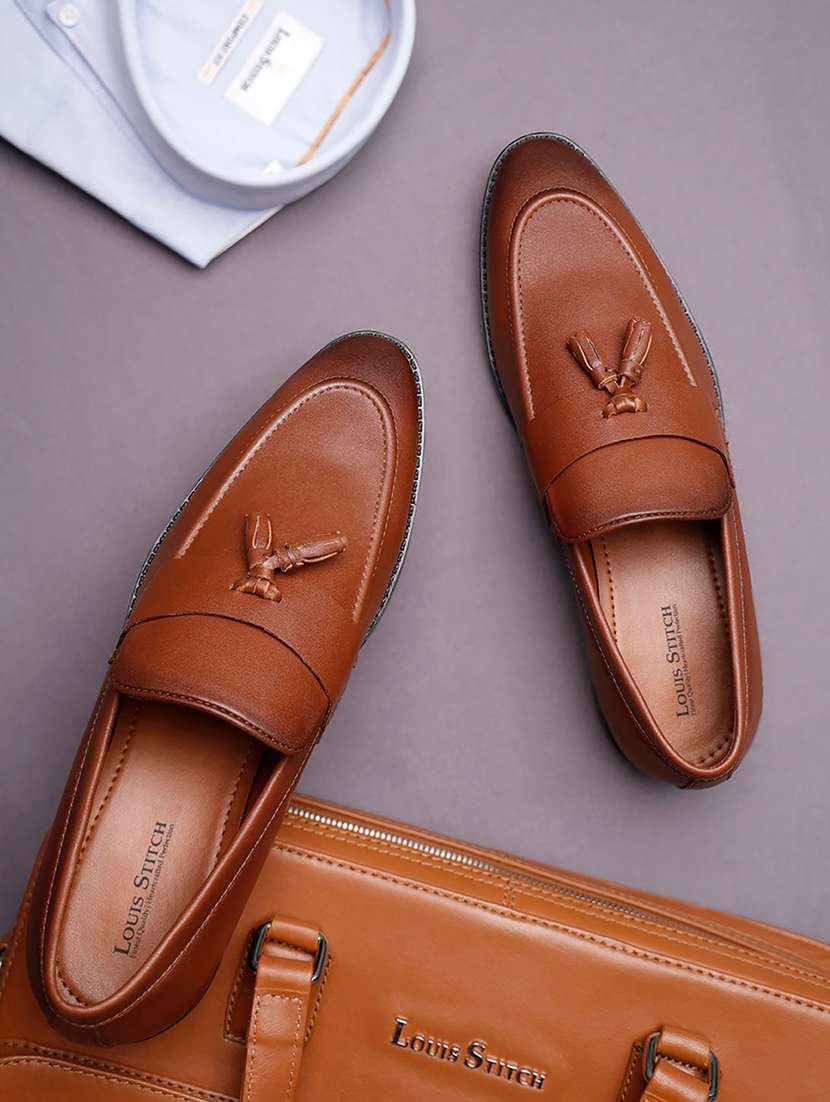 men solid slip on tassel detailed moccasin shoes