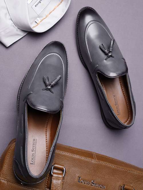 men solid slip on tassel detailed boatshoes