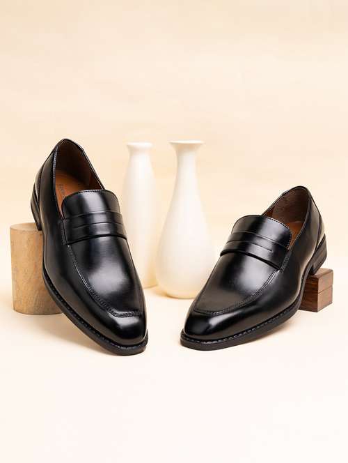 men solid slip on moccasin shoes