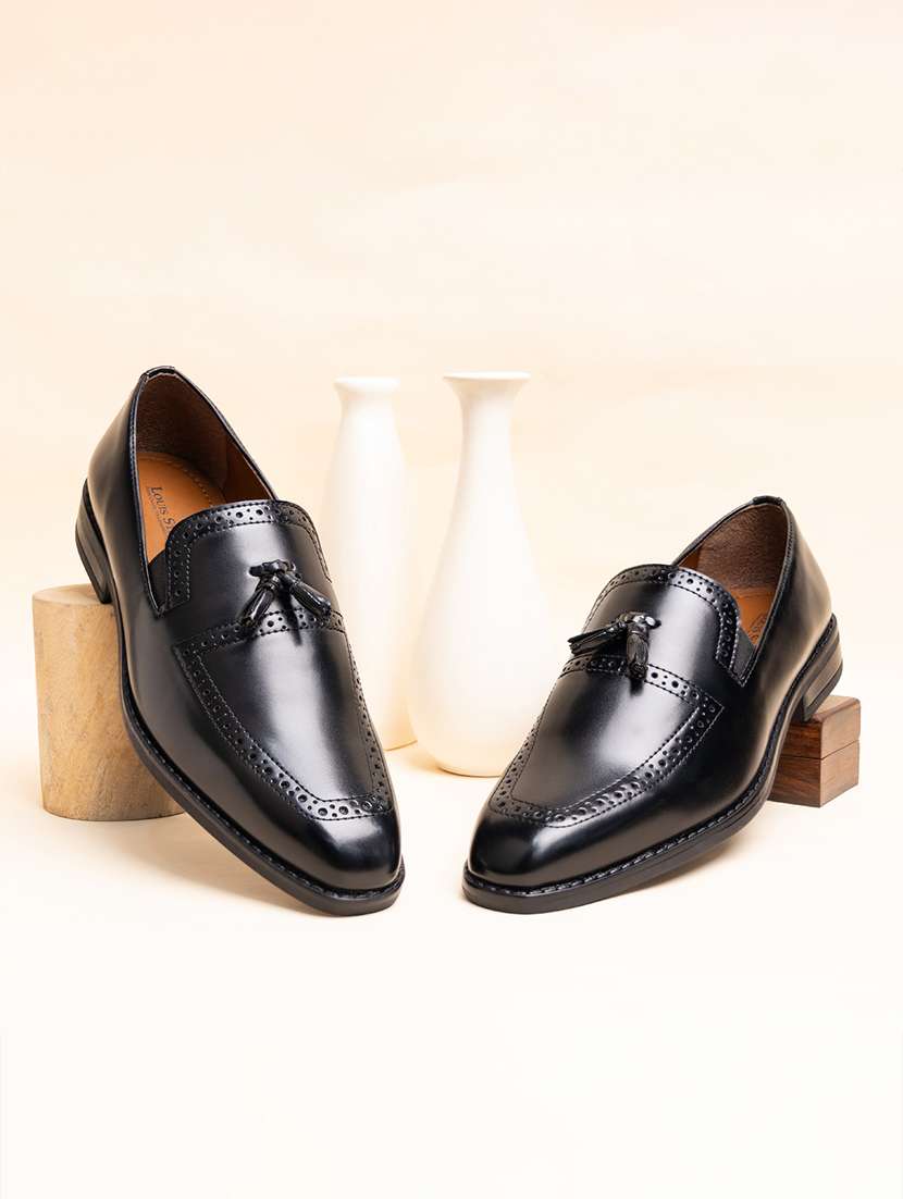 men solid slip on tassel detailed moccasin shoes