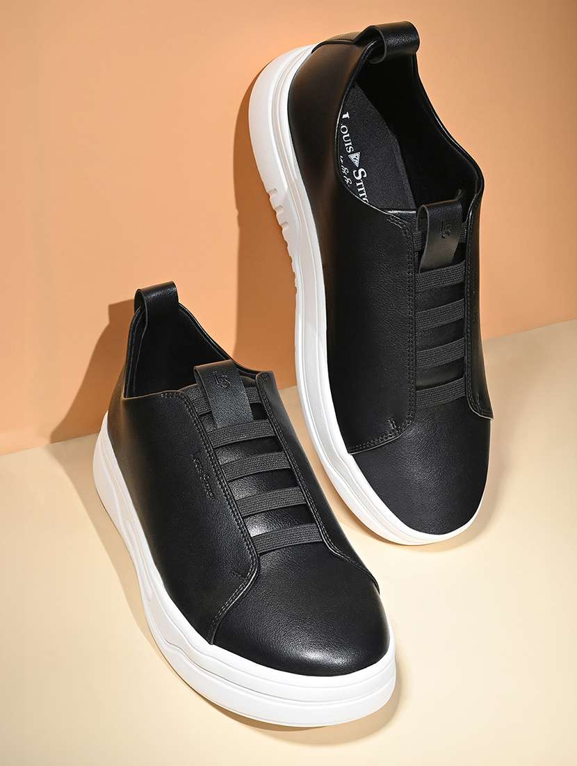 men solid slip on sneakers