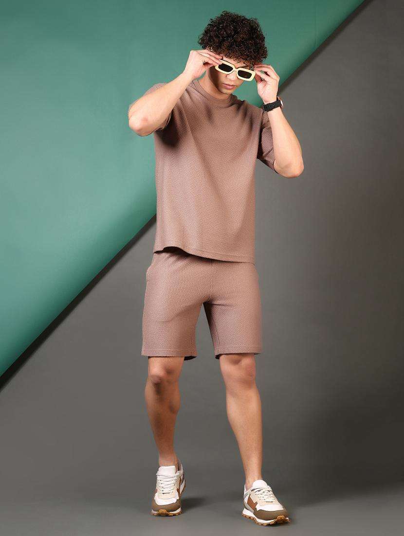 men solid mid rise regular fit shorts