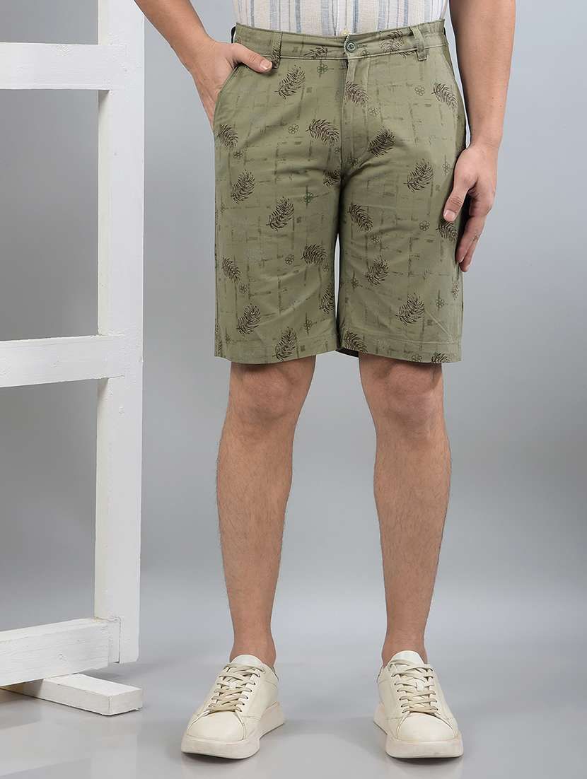 men printed mid rise shorts