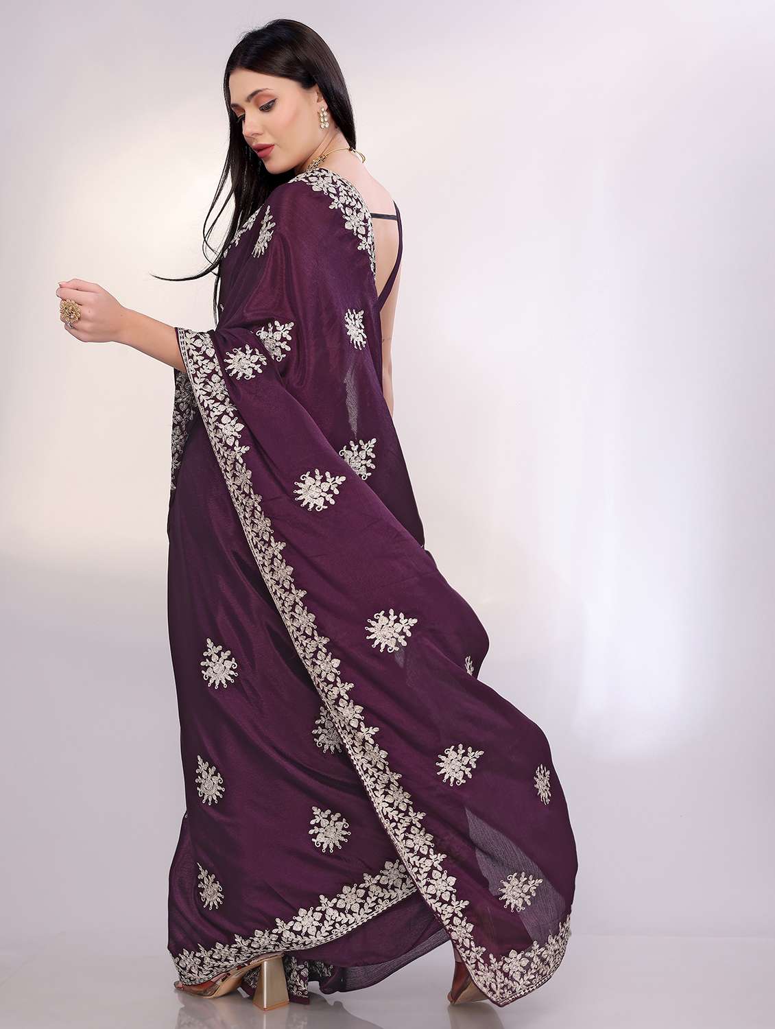 women solid with work embroidered saree with blouse - 21753261 - Standard Image - 2