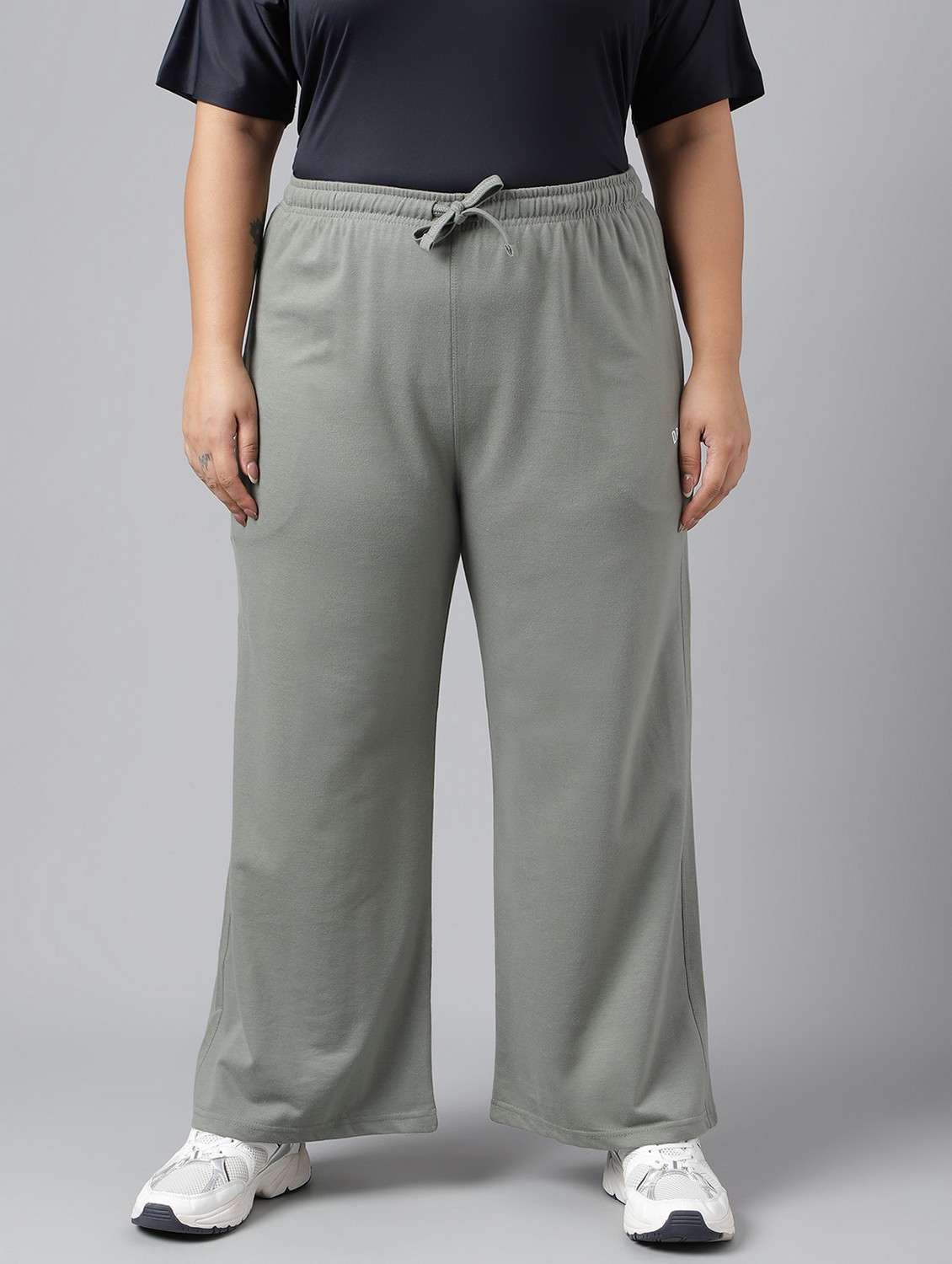 women plus size solid mid rise track pant