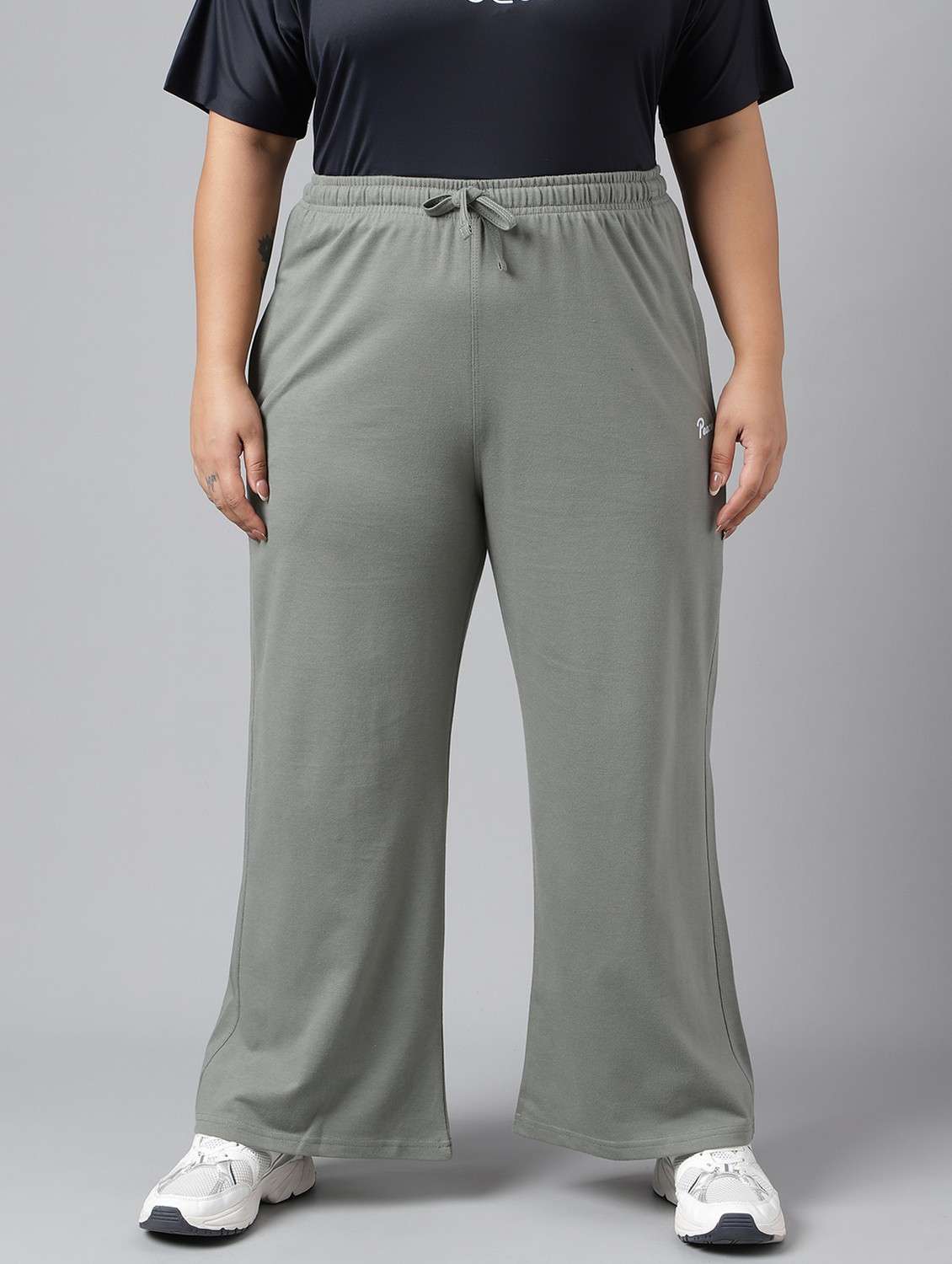 women plus size solid mid rise track pant
