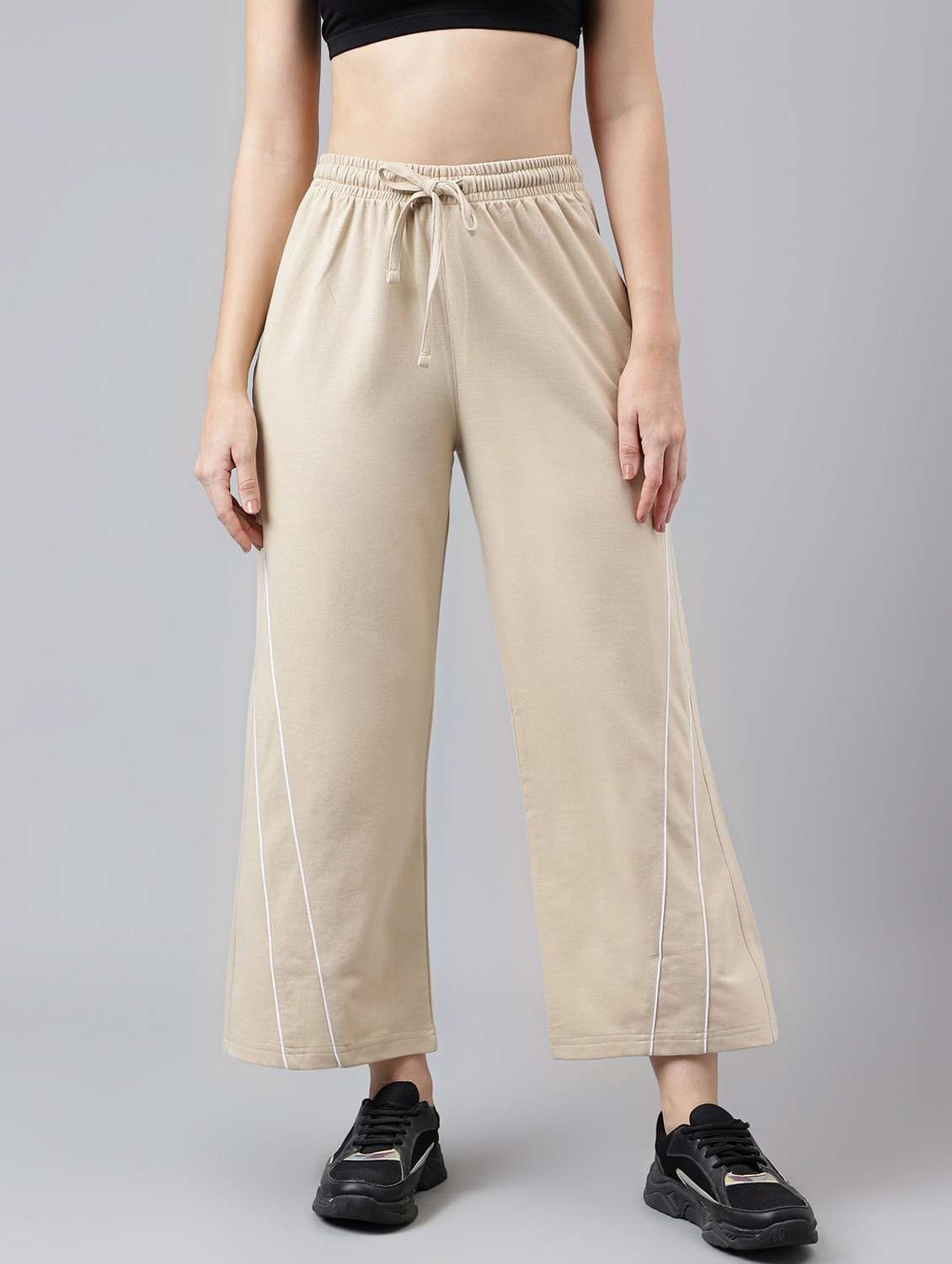 women solid mid rise track pant
