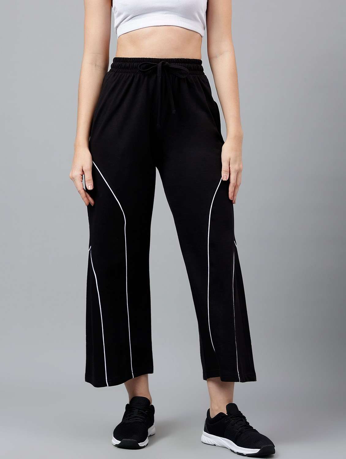 women solid mid rise track pant