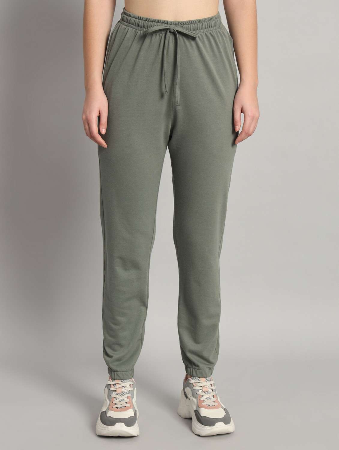 women solid mid rise jogger