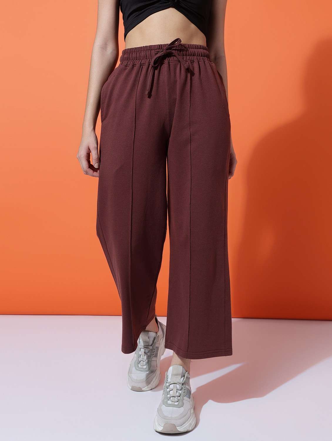 women solid mid rise track pant