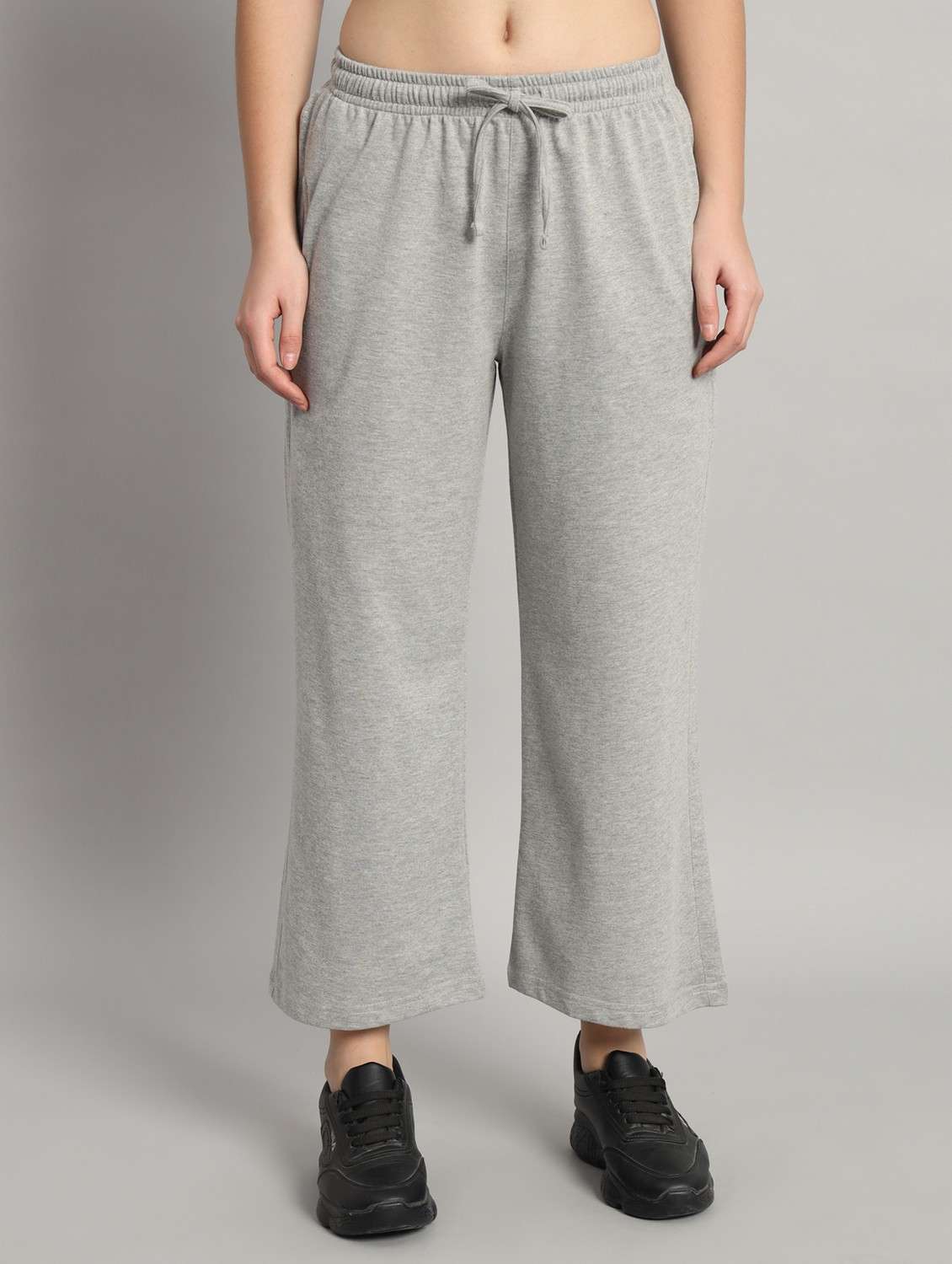 women solid mid rise track pant