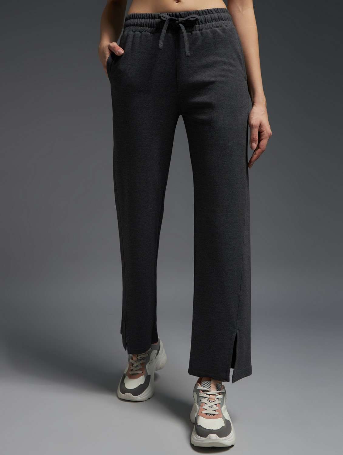 women solid mid rise track pant