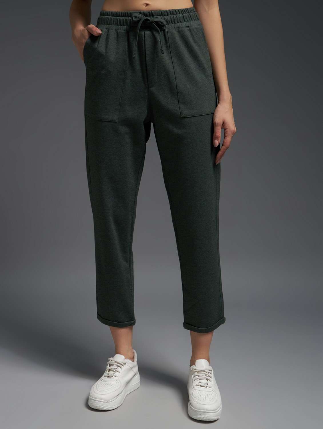 women solid mid rise track pant