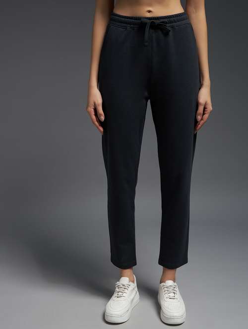 women solid mid rise track pant