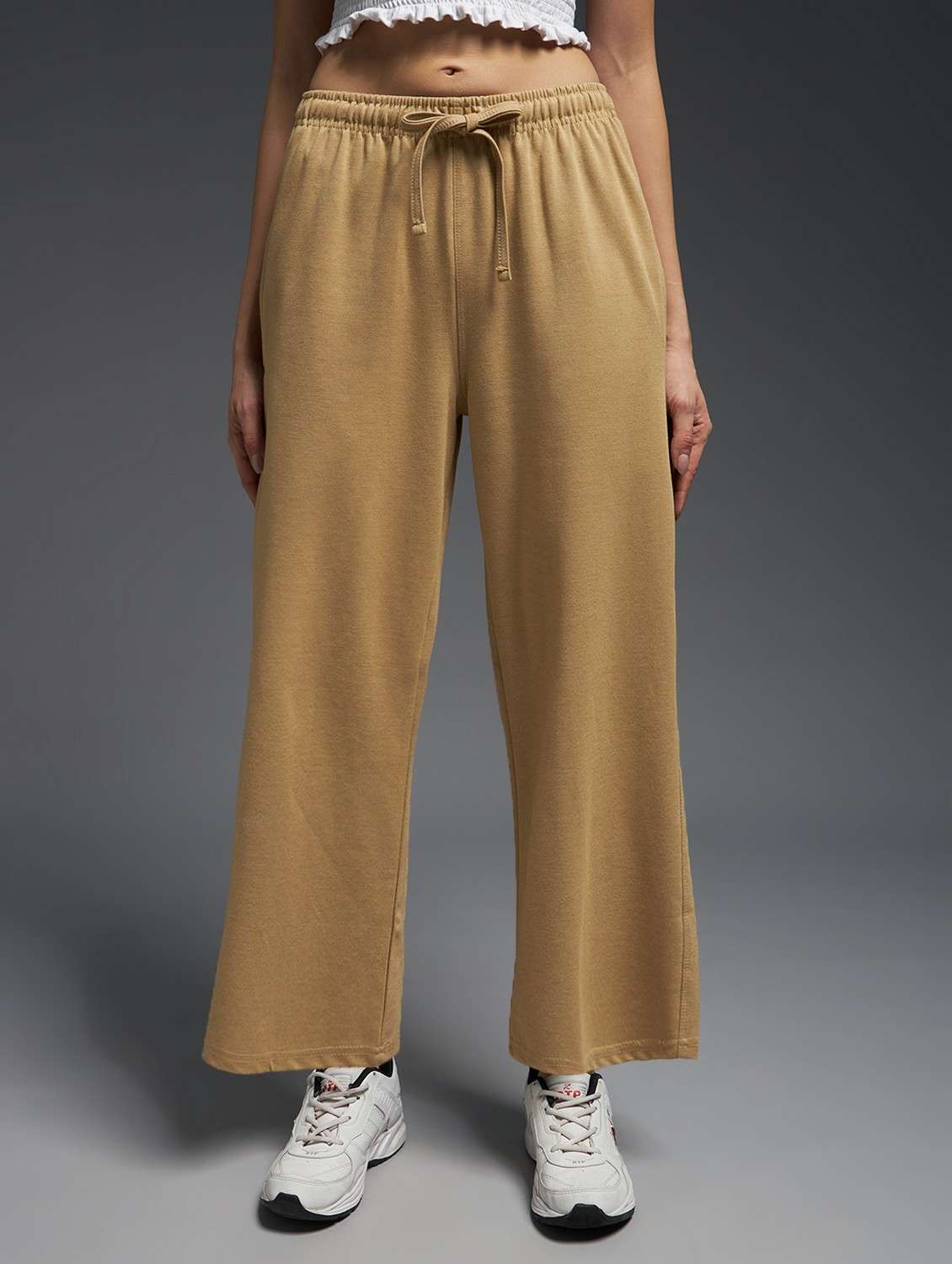 women solid mid rise track pant